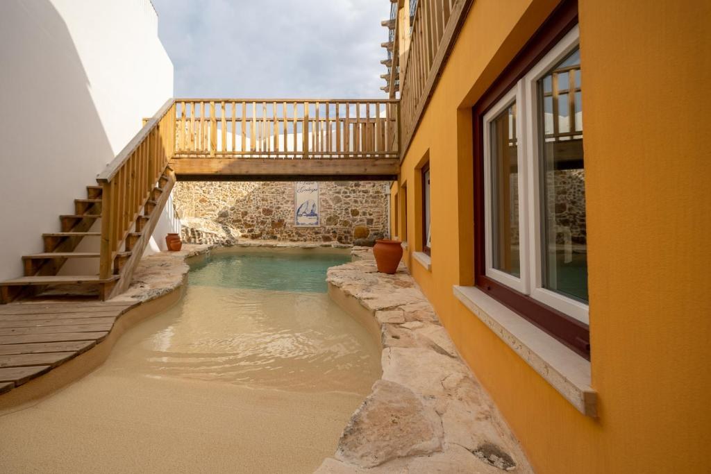 Piscina de água salgada no pátio da Villa Galega