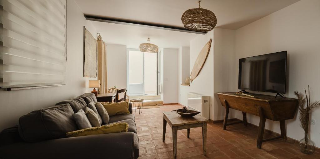 Sala de estar com sofá e televisão na Villa Galega