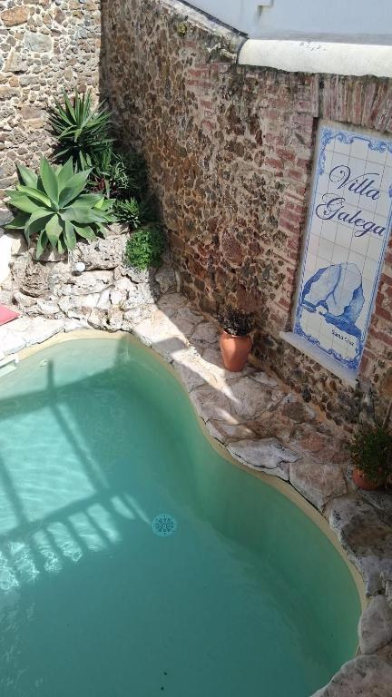 Piscina de água salgada rodeada de pedra e plantas