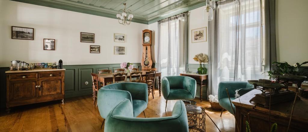 Sala de estar da Villa Galega, com cadeirões verdes